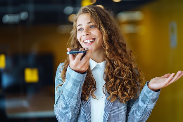 Vrouwelijke klantenservicemedewerker in een headset raadpleegt klanten online Callcenterconcept