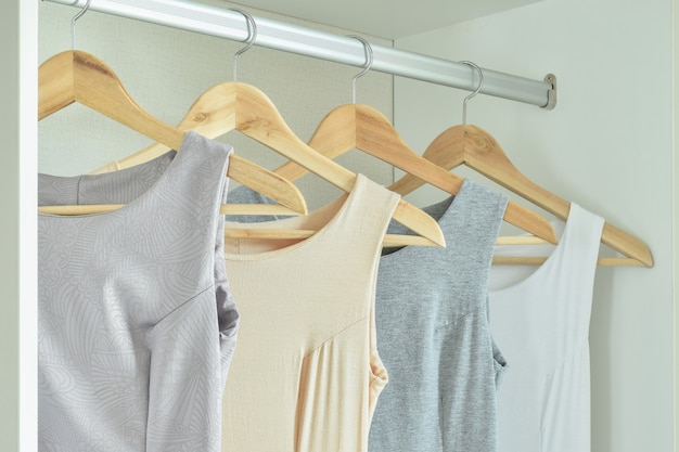 Vrouwelijke kleding op hangers in kledingkast