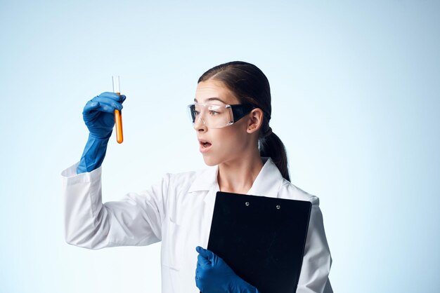 Vrouwelijke laboratoriumassistent biotechnologie chemische oplossing professionals