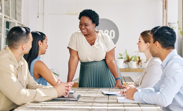 Vrouwelijke leider praten in teamvergaderingen, samenwerking en planning voor een bedrijf of bedrijfsproject Een groep schrijvers van sociale media-inhoud die discussiëren over denken en het bedenken van nieuwe ideeën