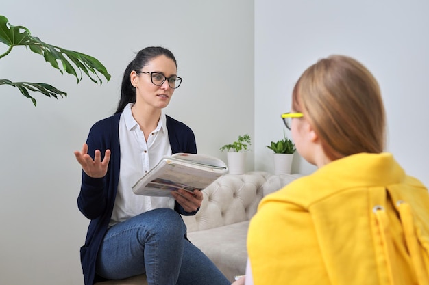 Vrouwelijke leraar die individuele les geeft voor preteen meisje