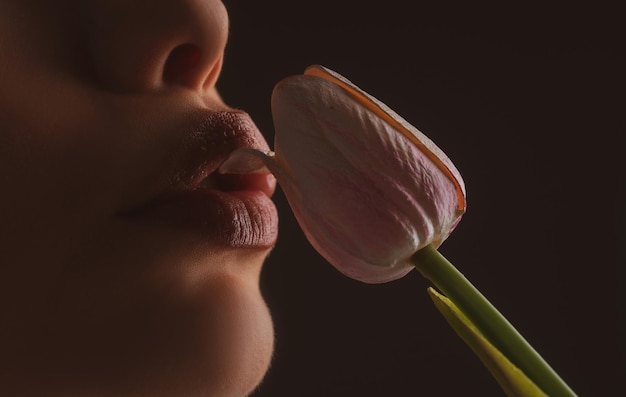 Vrouwelijke lippen en lentebloem sexy vrouw mond en bloemen orale seks orgasme pijpbeurt likken bloem gi