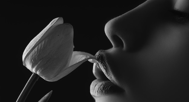 Vrouwelijke lippen en lentebloem sexy vrouw mond en bloemen orale seks orgasme pijpbeurt likken bloem gi Premium Foto foto afbeelding