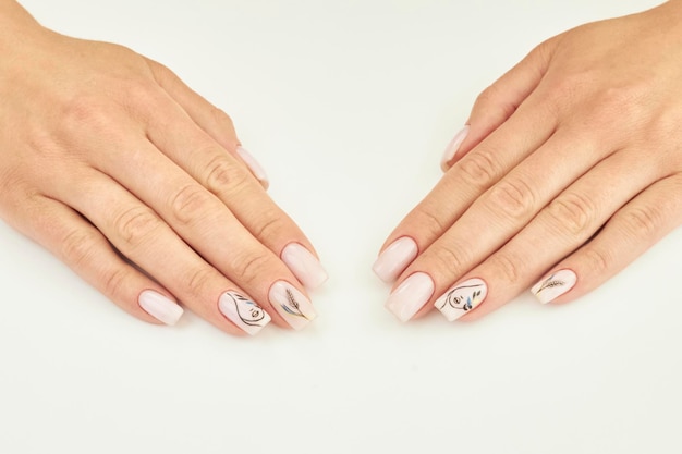 vrouwelijke manicure op een witte achtergrond. nagel. Dameshanden met een mooie manicure. vrouwen nagels.