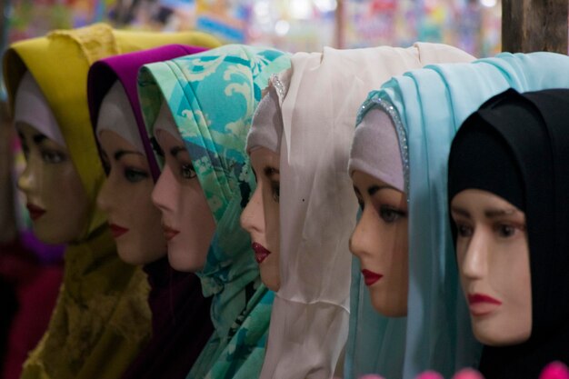 Foto vrouwelijke mannequins met kleurrijke hijabs in de winkel