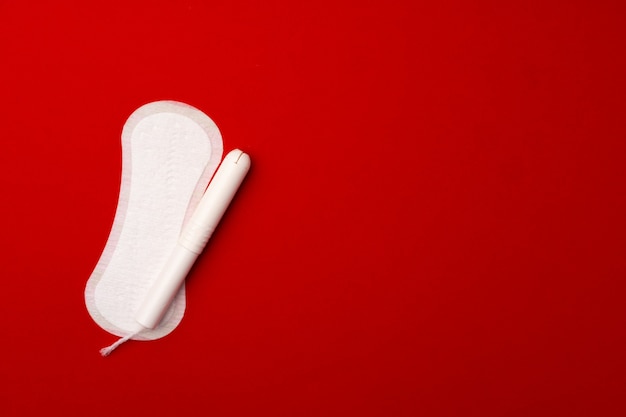 Vrouwelijke medische pad en tampon bovenaanzicht plat leggen