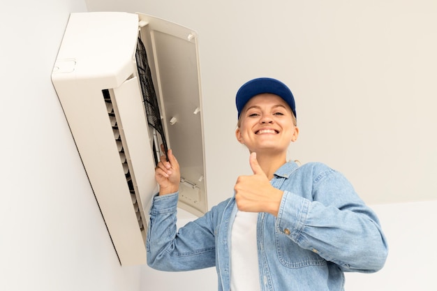 Vrouwelijke meester en airconditioner airconditioner reparatie