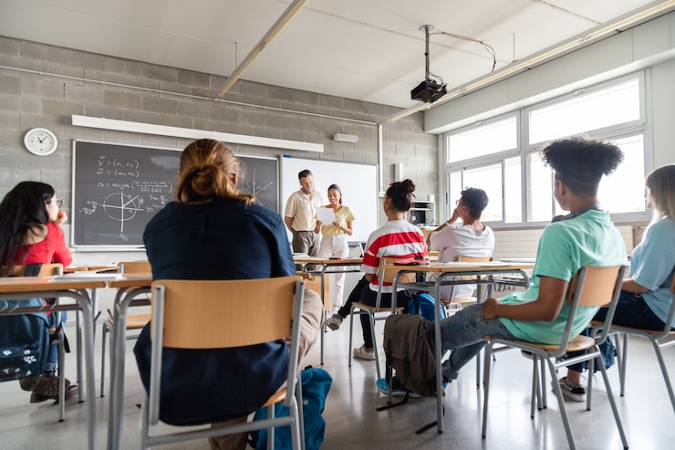 Foto vrouwelijke middelbare schoolstudent die een presentatie geeft aan multiraciale klasgenoten ruimte kopiëren onderwijs