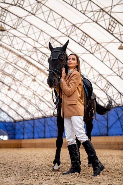 Vrouwelijke mooie jockey met paard Paardentraining plattelandsactiviteit