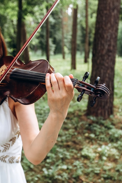 Vrouwelijke muzikant presteert op een outdoor bruiloft.