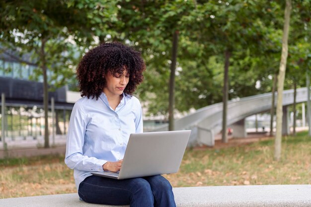Vrouwelijke ondernemer die op afstand aan een laptop werkt