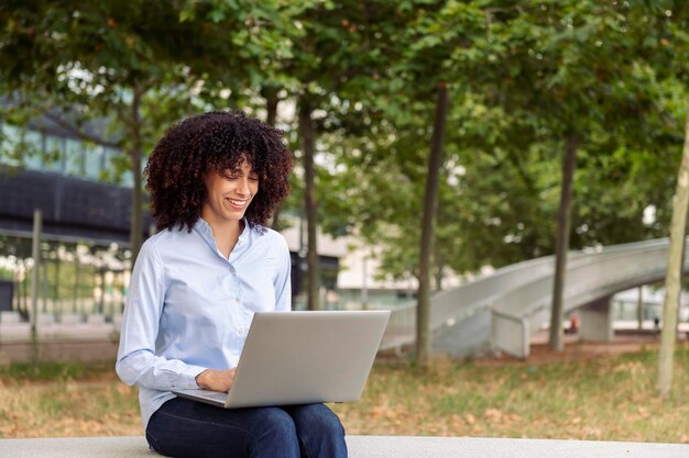 Vrouwelijke ondernemer die op afstand aan een laptop werkt