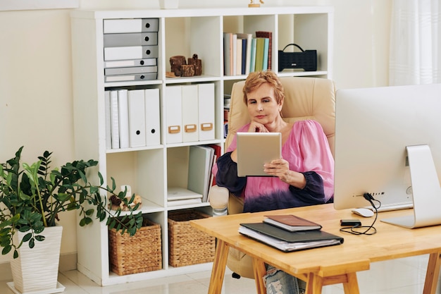 Foto vrouwelijke ondernemer kijken naar presentatie online