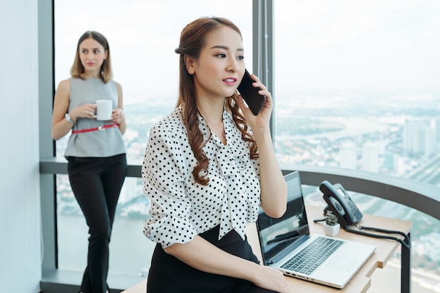 Vrouwelijke ondernemer telefoongesprek