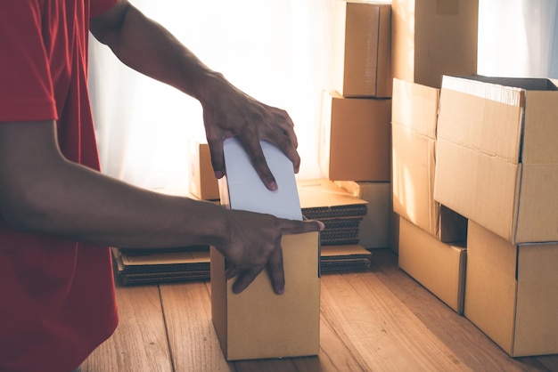 Vrouwelijke ondernemer verpakkingsdoos voor levering Het concept van levering van geschenken en pakketten