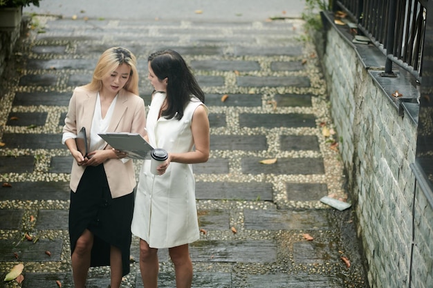 Vrouwelijke ondernemers bespreken rapport