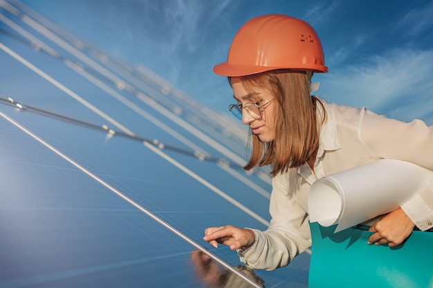 Foto vrouwelijke ondernemers bezig met het controleren van apparatuur op zonne-energiecentrale