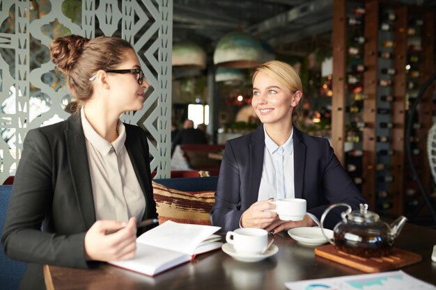 Vrouwelijke ondernemers in café