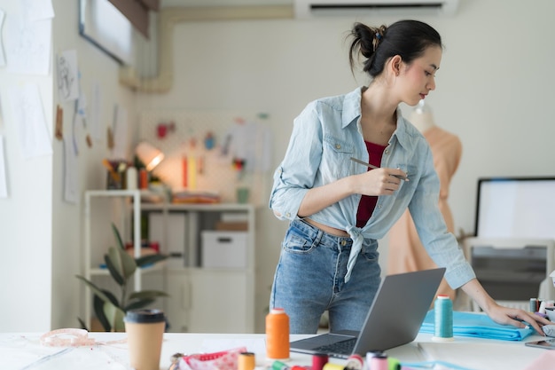 Vrouwelijke ondernemers maken nieuwe kledingcollecties