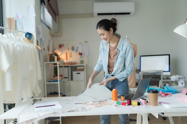 Vrouwelijke ondernemers maken nieuwe kledingcollecties