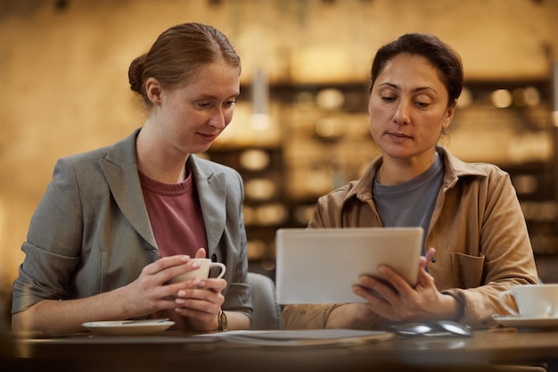 Vrouwelijke ondernemers met behulp van digitale tablet