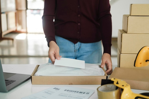 Vrouwelijke online ondernemer verpakkingspakket