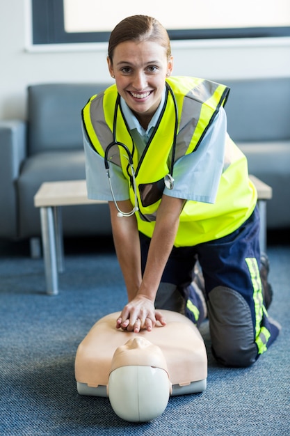 Vrouwelijke paramedicus tijdens cardiopulmonale reanimatietraining