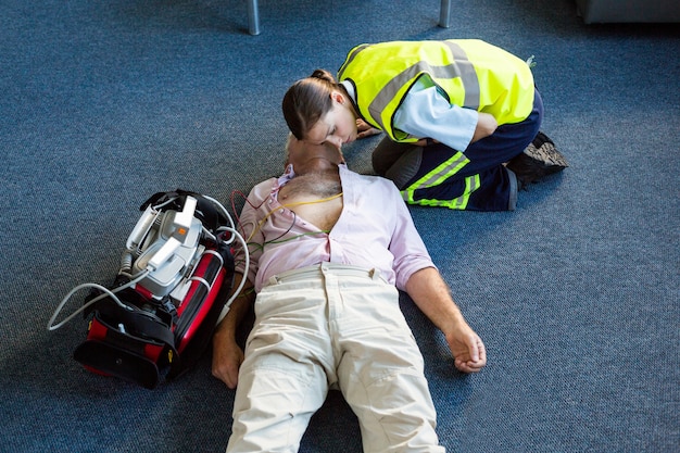 Foto vrouwelijke paramedicus tijdens cardiopulmonale reanimatietraining