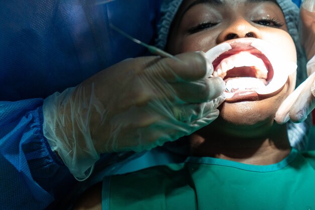 Vrouwelijke patiënt in de raadpleging van een tandheelkundige kliniek