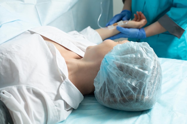 Vrouwelijke patiënt in operatiekamer in ziekenhuis klaar voor keizersnede