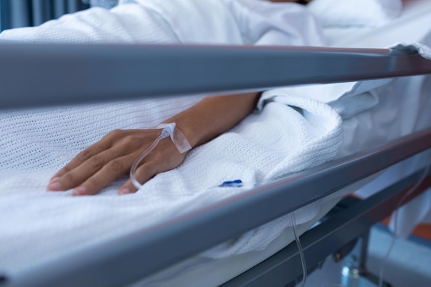 Foto vrouwelijke patiënt ligt op bed in de afdeling in het ziekenhuis