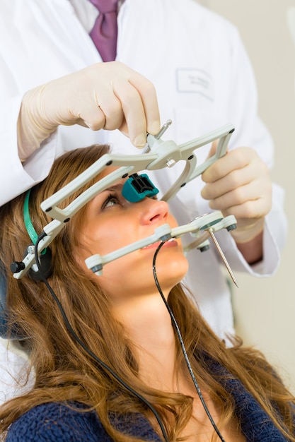 Vrouwelijke patiënt met dentista tandbehandeling, die handschoenen draagt