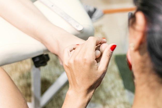 Vrouwelijke pedicure Verzorging van voeten en teennagels Master voert procedures uit voor voetverzorging