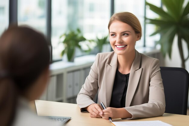 Foto vrouwelijke personeelsmanager die een sollicitant interviewt in haar kantoor