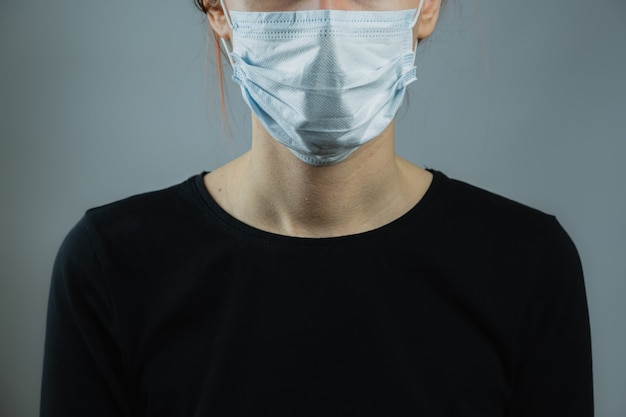 Vrouwelijke persoon in een chirurgisch masker