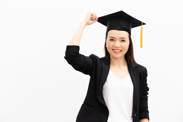 Vrouwelijke promovendi met gele kwastjes en zwarte afstudeerpetten zijn aan de universiteit.