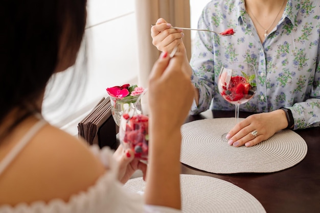 Vrouwelijke rastaurant klant eet een koude ijskoude aardbeiensorbet