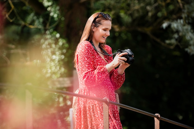 Vrouwelijke reiziger met een professionele camera voor nieuwe herinneringen