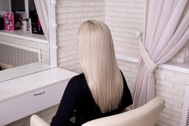 Vrouwelijke rug met lang steil blond haar