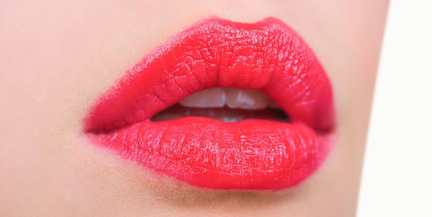 Vrouwelijke schoonheid lippen meisje met rode lippenstift