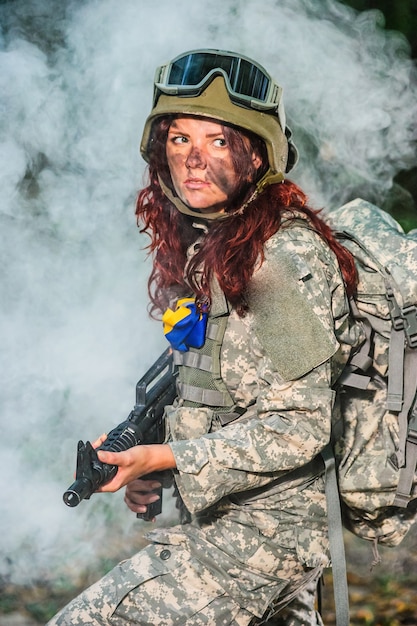 Vrouwelijke soldaat in het bos