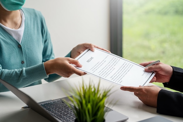 Vrouwelijke sollicitant dient een aanvraag in bij een werkgever om een cv op kantoor te lezen.