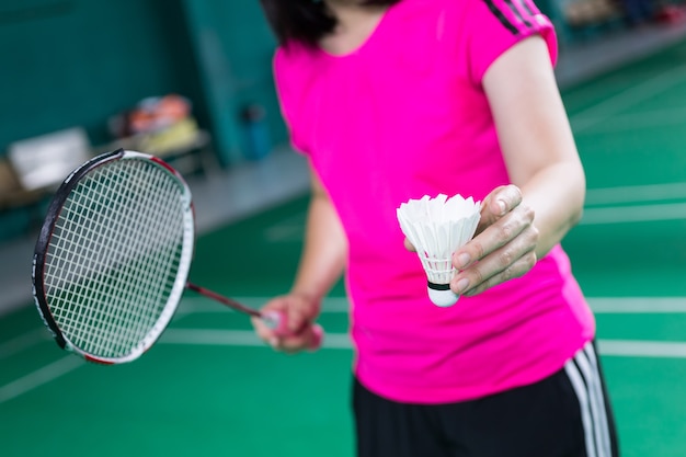 vrouwelijke speler die badminton speelt