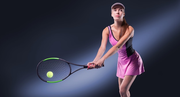 Vrouwelijke speler met een tennisracket en bal holding