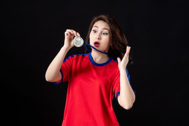 Vrouwelijke speler met gouden medaille op zwart