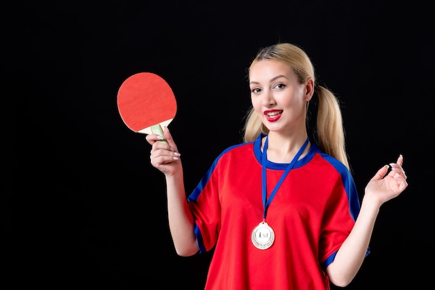 vrouwelijke speler met racket en gouden medaille op zwarte achtergrond trofee atleet winnaars