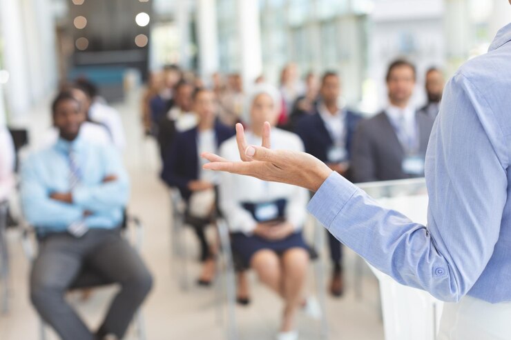 Foto vrouwelijke spreker spreekt op een zakelijk seminar