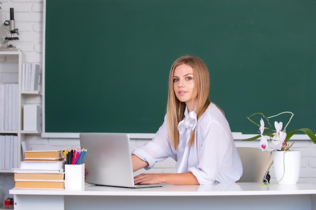 Vrouwelijke student die aan een laptop in de klas werkt en zich voorbereidt op een examen tiener student meisje