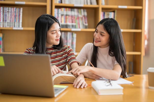 Vrouwelijke student las een boek bij Bibliotheek