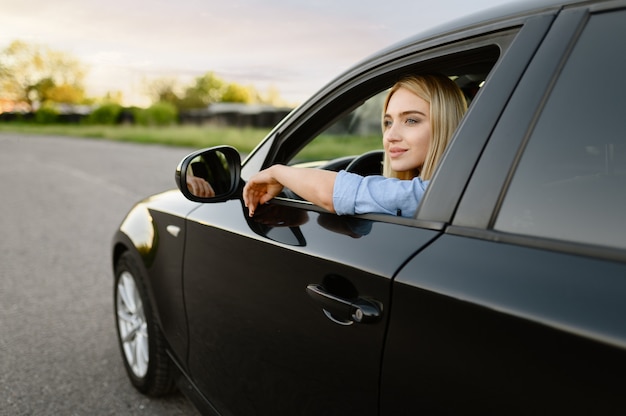 Vrouwelijke student vormt in auto, rijschool